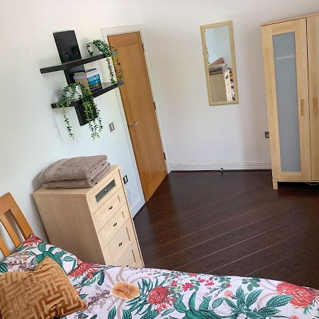 Room In Stratford With Private Bathroom And Parking Лондон Екстериор снимка