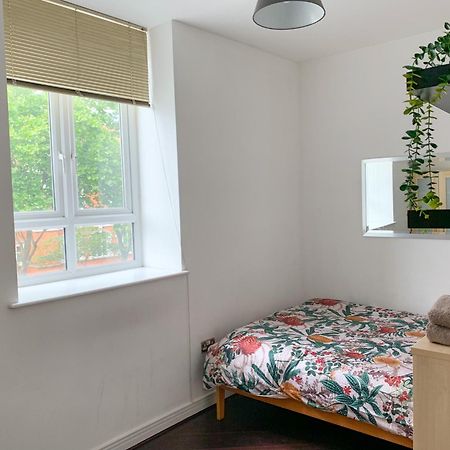 Room In Stratford With Private Bathroom And Parking Лондон Екстериор снимка