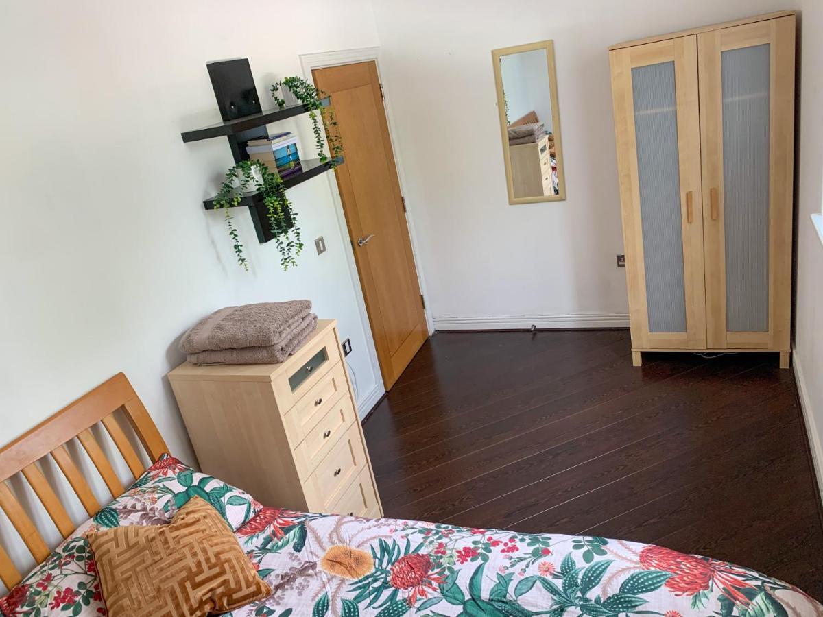 Room In Stratford With Private Bathroom And Parking Лондон Екстериор снимка