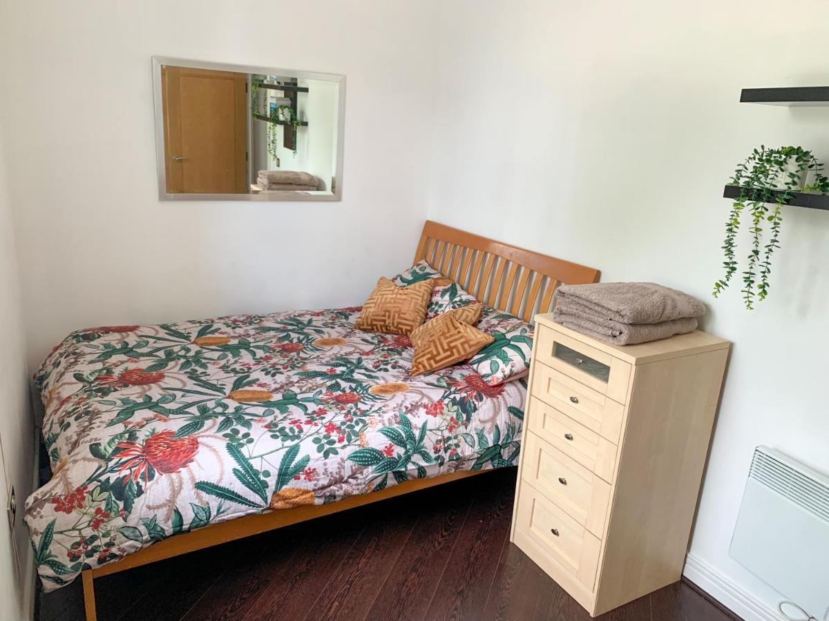 Room In Stratford With Private Bathroom And Parking Лондон Екстериор снимка